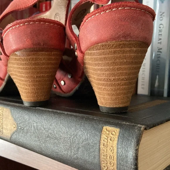 John Fluevog Shoes Low Rule Joni Sandal in Red with Purple Laces Women's Size 7 - Picture 6 of 14